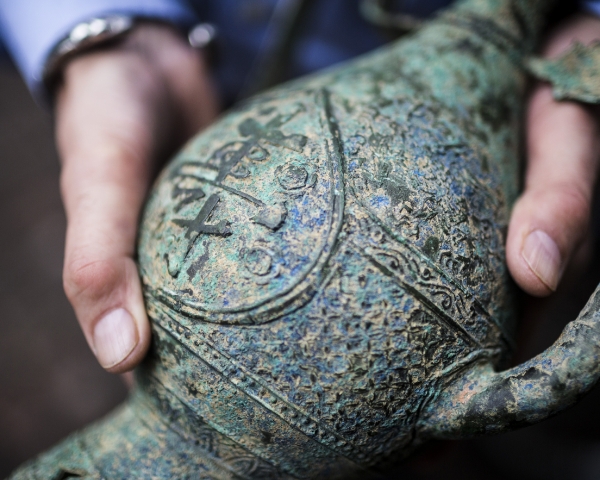 high-angle-close-up-of-17th-century-vietnamese-pot_600