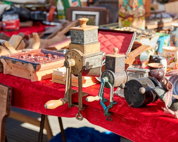 vintage-and-retro-items-for-sale-at-market_600